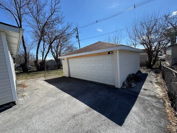 $200,000 | 3133 Stafford Drive, Markham, IL 60428