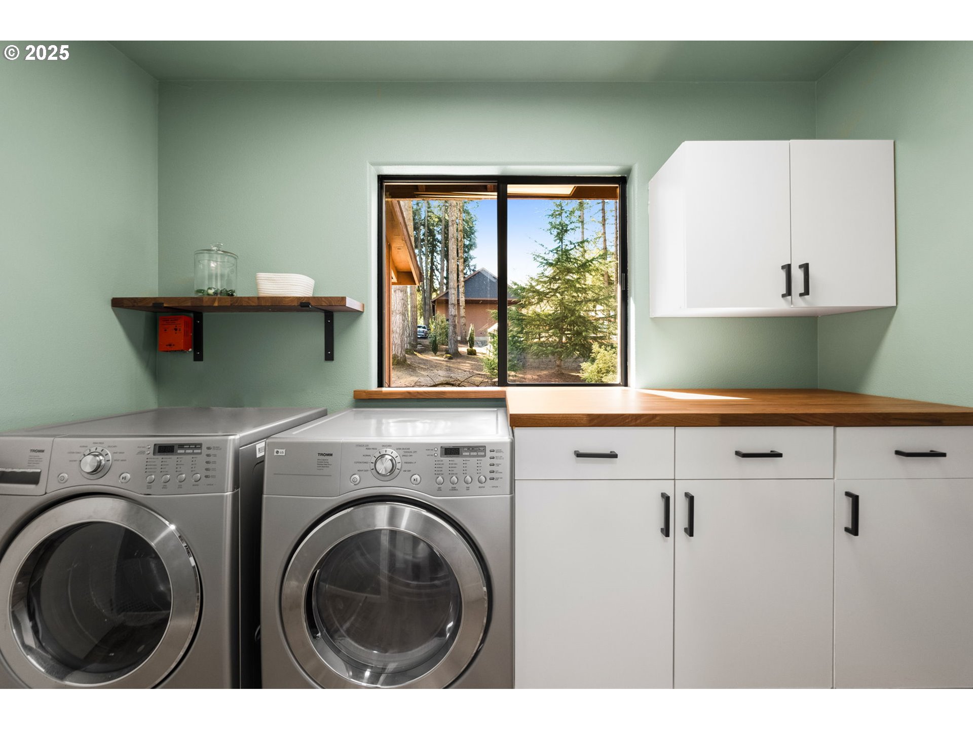 17287 South Overlook Road Oregon City, OR 97045 - Photo 22 of 48 a kitchen with a washer and dryer next to a window