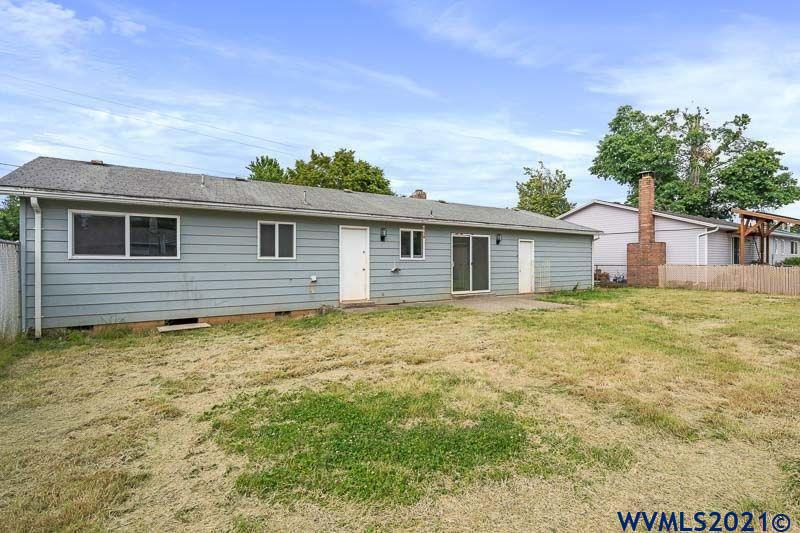 1121 Fabry Road Southeast Salem, OR 97306 - Photo 27 of 31 a backyard of a house