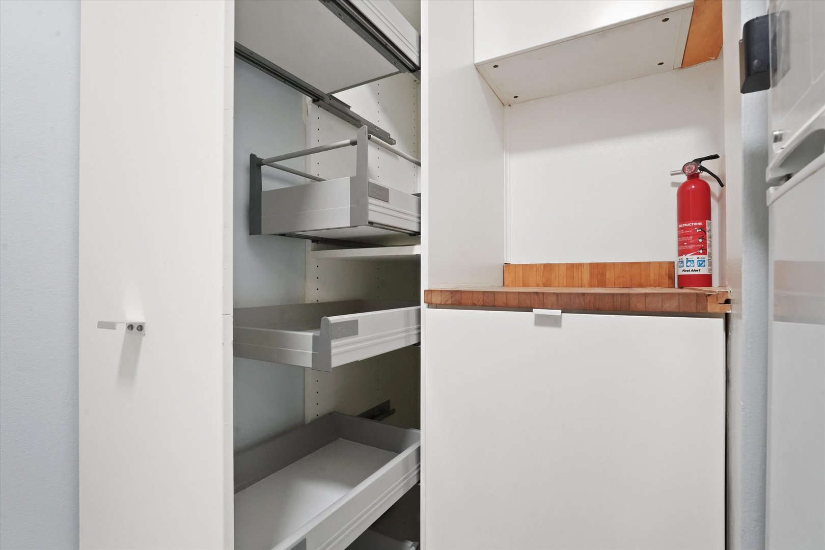 7120 North Sheridan Road, Unit 404 Chicago, IL 60626 - Photo 11 of 21 a utility room with dryer and washer