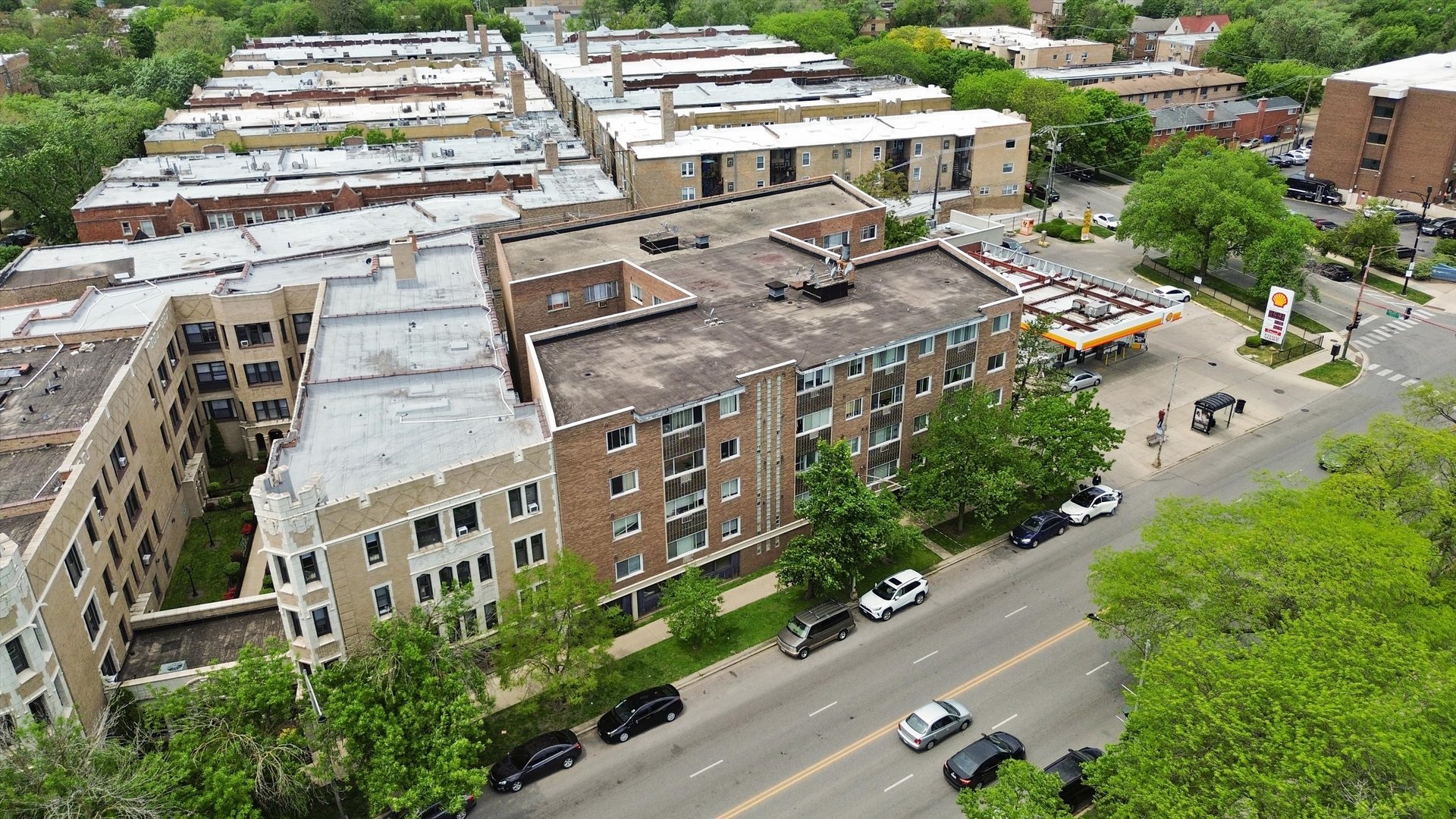 7120 North Sheridan Road, Unit 404 Chicago, IL 60626 - Photo 18 of 21 an aerial view of multiple houses with yard