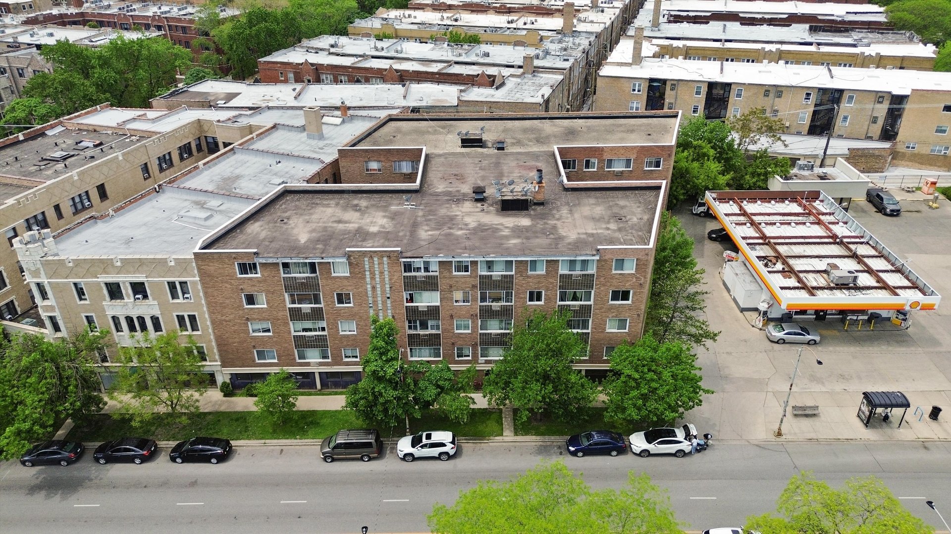 7120 North Sheridan Road, Unit 404 Chicago, IL 60626 - Photo 19 of 21 a view of a building with garden