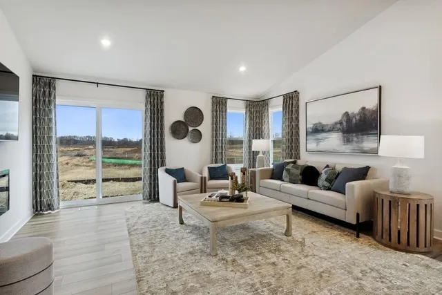 $529,900 | 7632 40th Street North, Oakdale, MN 55128