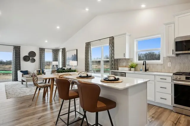 $529,900 | 7632 40th Street North, Oakdale, MN 55128