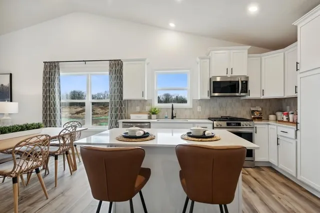 $529,900 | 7632 40th Street North, Oakdale, MN 55128