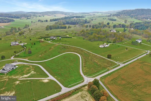 a view of a tennis court