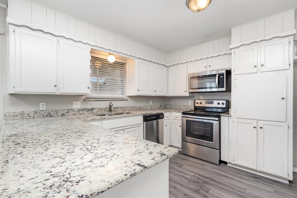 712 Springhill Drive Hurst, TX 76054 - Photo 7 of 18