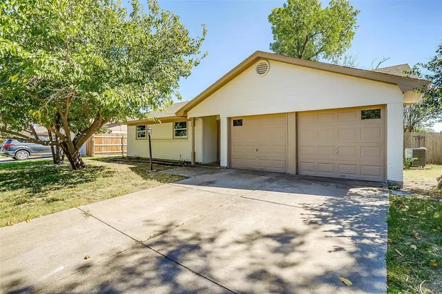 $1,900 | 921 Willow Circle South, Burleson, TX 76028