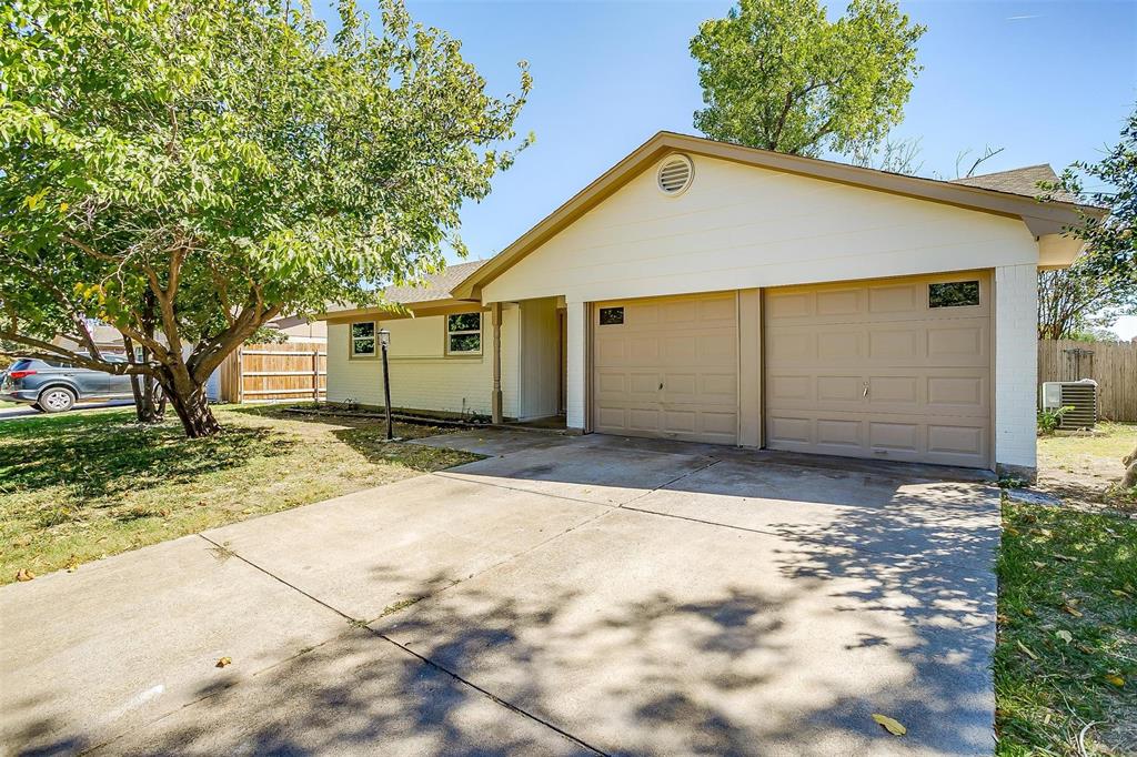 921 Willow Circle South Burleson, TX 76028 - Photo 2 of 25