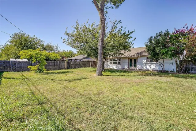 $1,900 | 921 Willow Circle South, Burleson, TX 76028