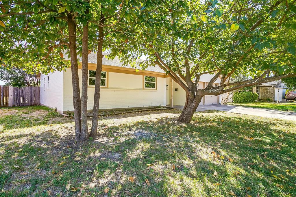 921 Willow Circle South Burleson, TX 76028 - Photo 3 of 25