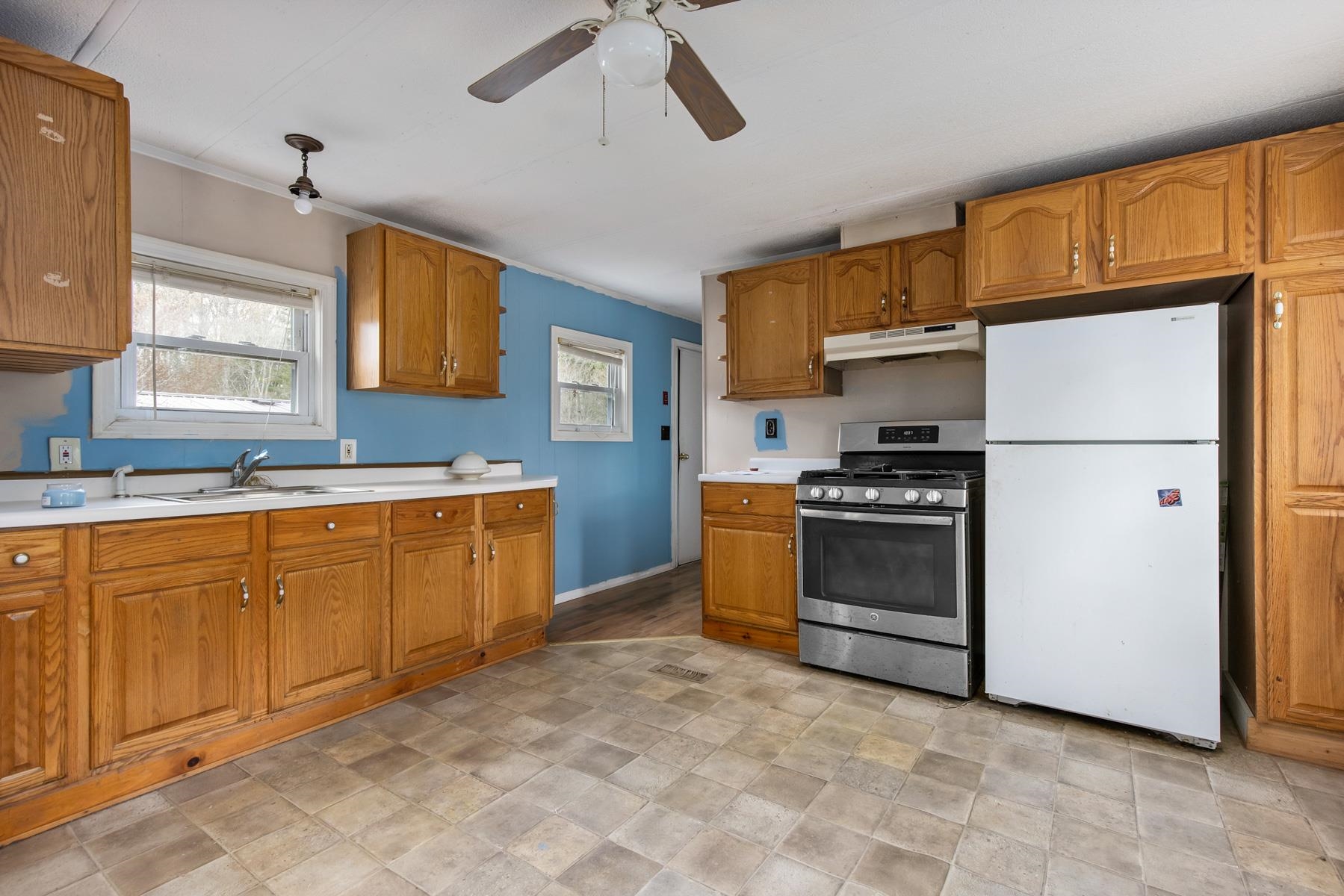 56 Royal Crst Park Rochester, NH 03867 - Photo 3 of 18