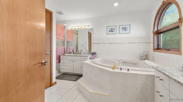 $799,900 | 4892 Eastbrooke Place, Clarence, NY 14221