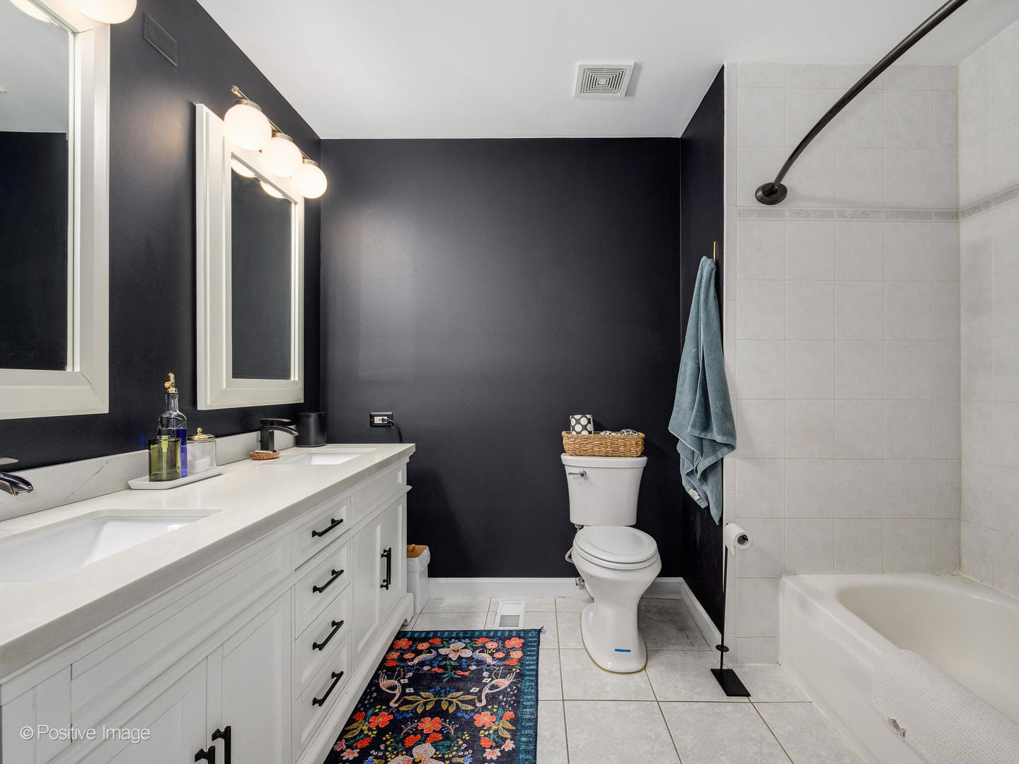 550 West 45th Street Chicago, IL 60609 - Photo 16 of 24 a bathroom with a sink and a mirror