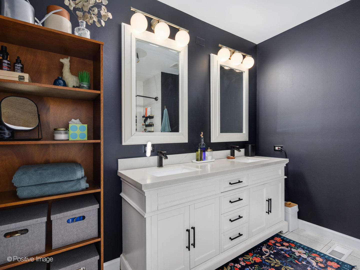 550 West 45th Street Chicago, IL 60609 - Photo 17 of 24 a bathroom with a sink and a mirror