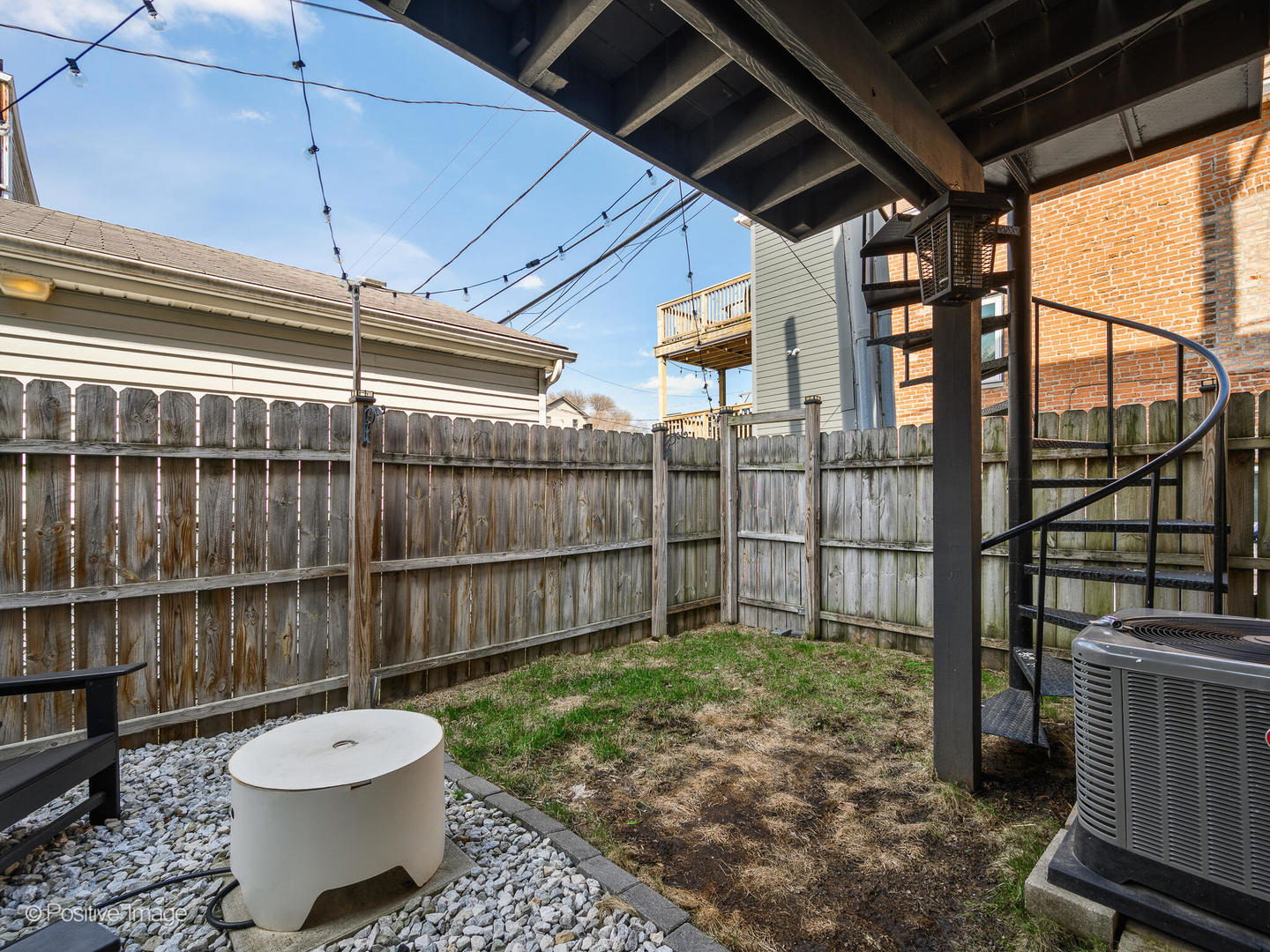 550 West 45th Street Chicago, IL 60609 - Photo 21 of 24 a bathroom with a toilet