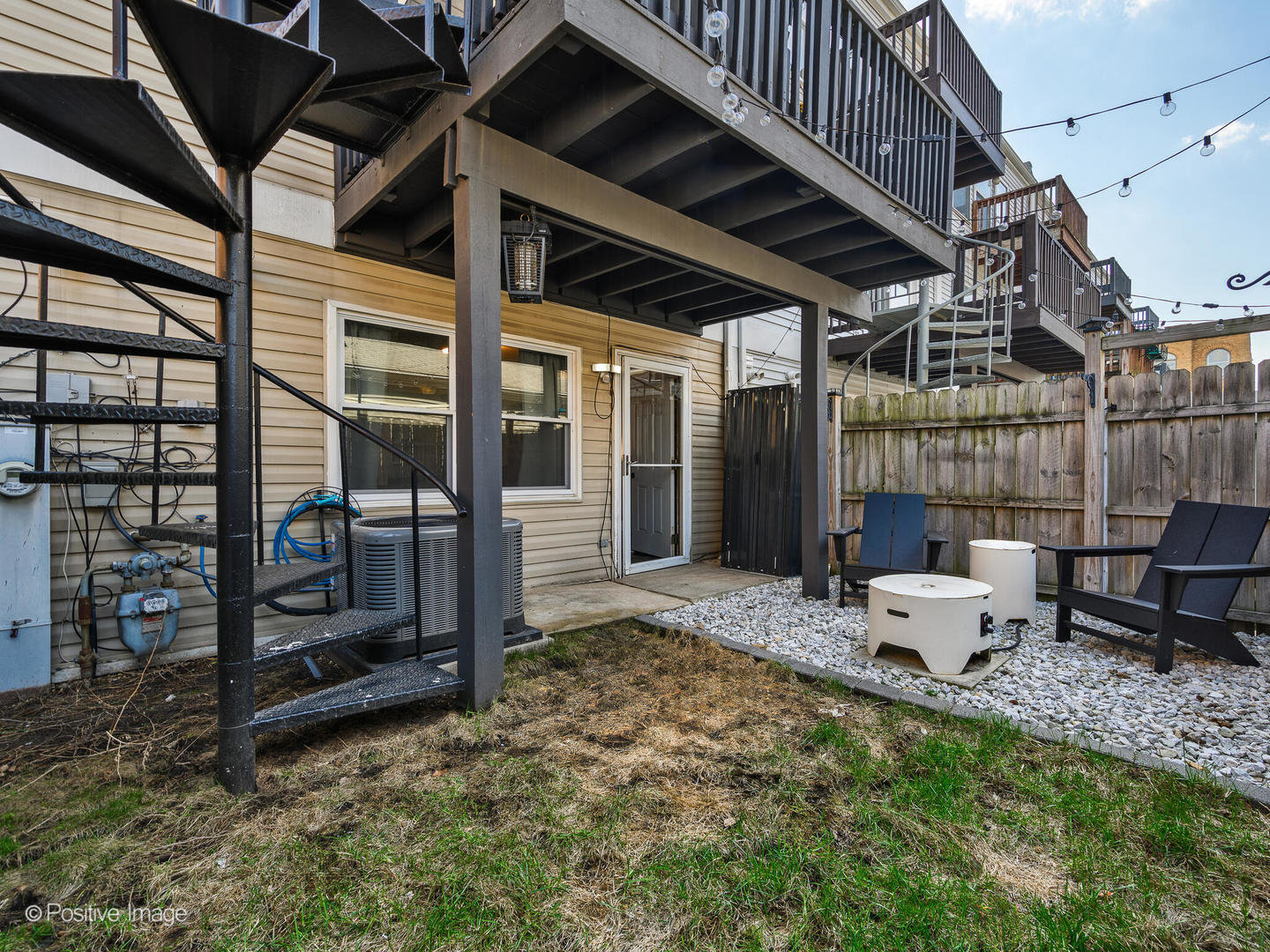 550 West 45th Street Chicago, IL 60609 - Photo 22 of 24 a view of a backyard with sitting area