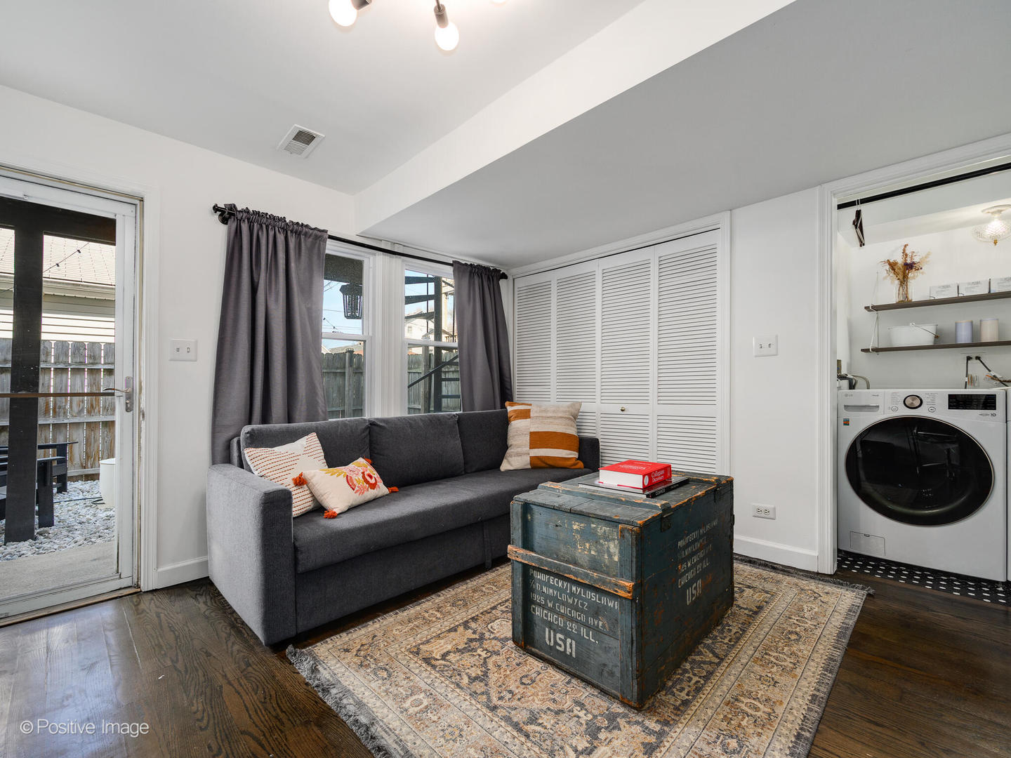 550 West 45th Street Chicago, IL 60609 - Photo 3 of 24 a living room with furniture and a window