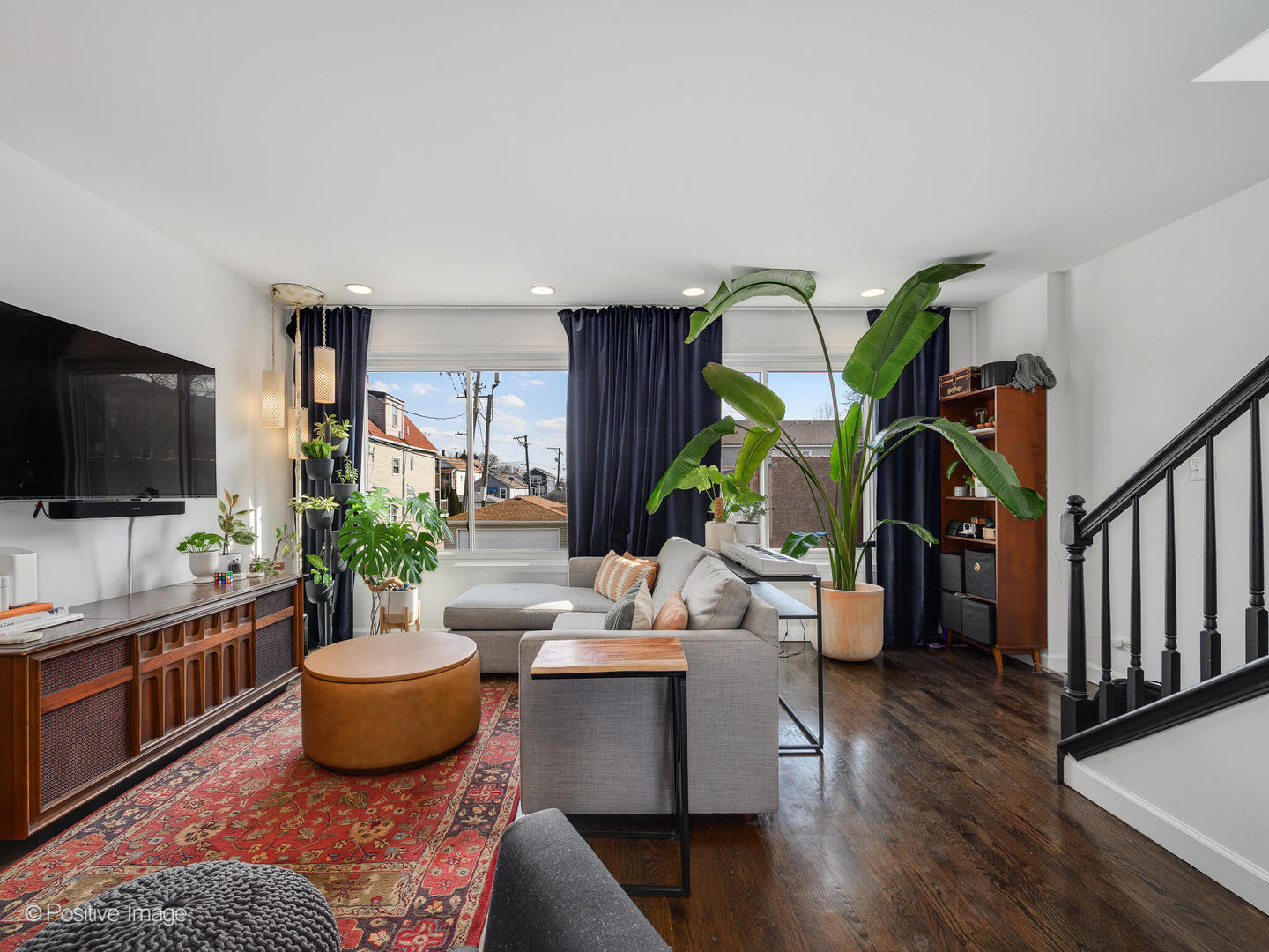 550 West 45th Street Chicago, IL 60609 - Photo 4 of 24 a living room with furniture and a flat screen tv
