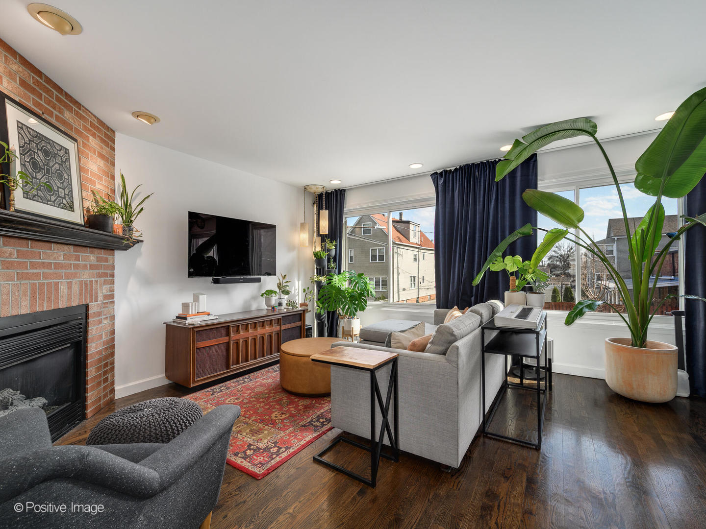 550 West 45th Street Chicago, IL 60609 - Photo 5 of 24 a living room with furniture fireplace and flat screen tv