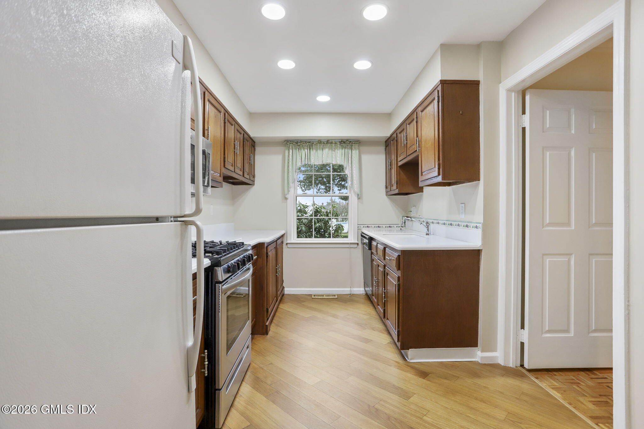 33 Talbot Lane, Unit 4 Greenwich, CT 06830 - Photo 4 of 19 3-web-or-mls-33-talbot-ln-unit-4