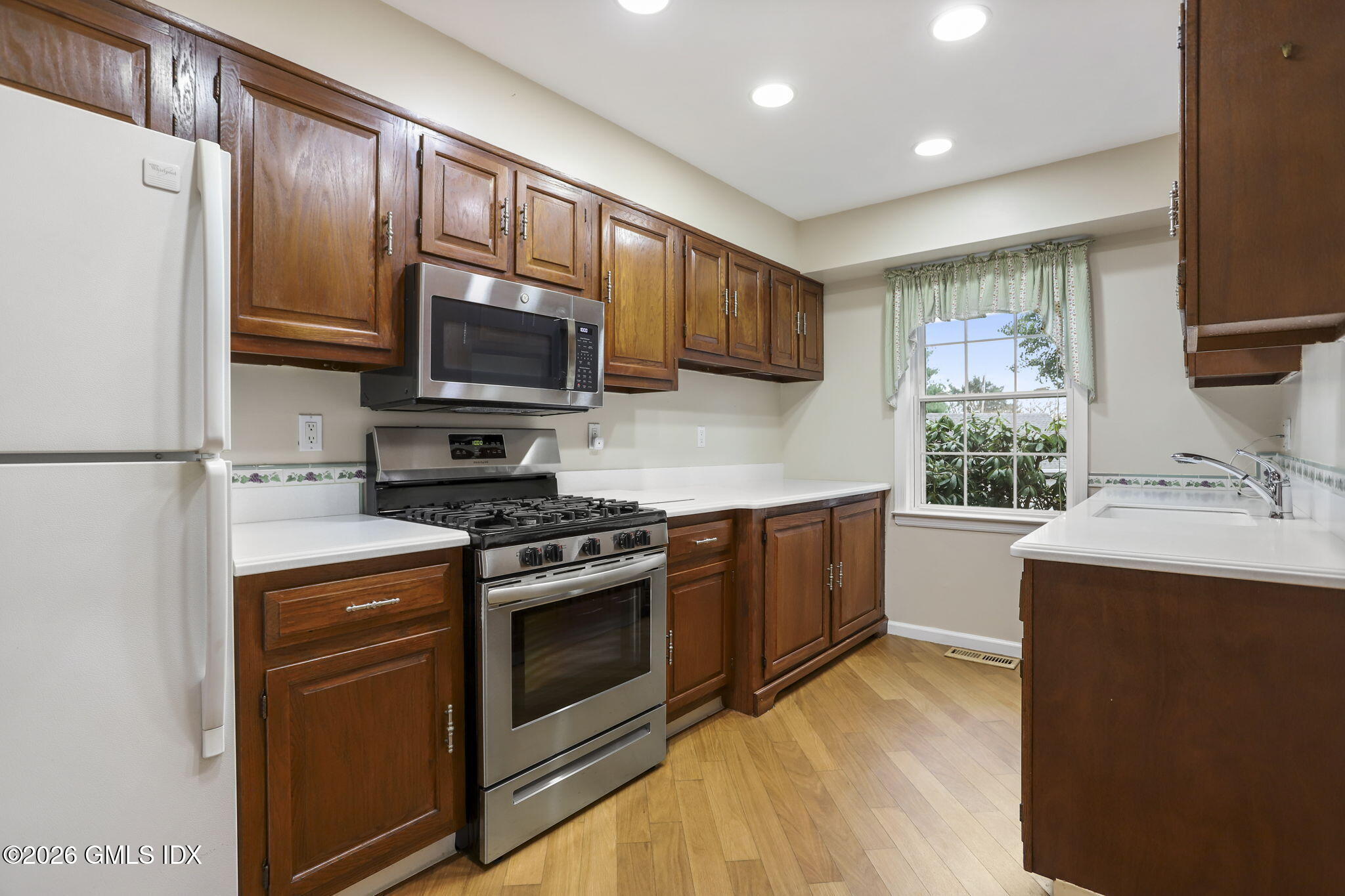 33 Talbot Lane, Unit 4 Greenwich, CT 06830 - Photo 5 of 19 4-web-or-mls-33-talbot-ln-unit-4