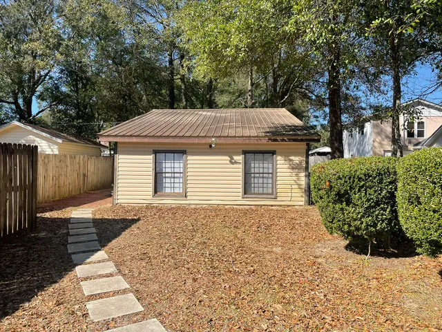 $1,050 | 909 A Mapoles Street, Crestview, FL 32536