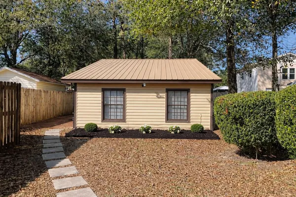 $895 | 909 A Mapoles Street, Crestview, FL 32536