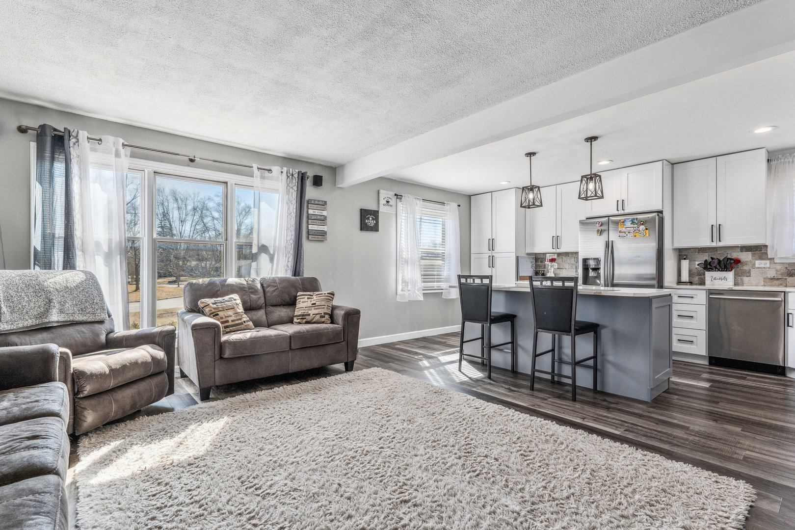 317 Mohawk Drive Carol Stream, IL 60188 - Photo 3 of 17