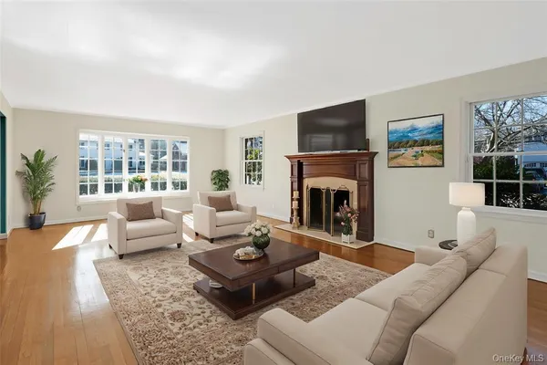 $12,000 | 695 Hunt Lane, Manhasset, NY 11030