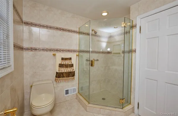 $12,000 | 695 Hunt Lane, Manhasset, NY 11030
