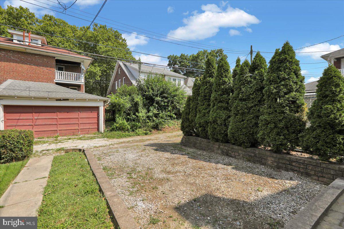 1613 Locust Street Reading, PA 19604 - Photo 4 of 28