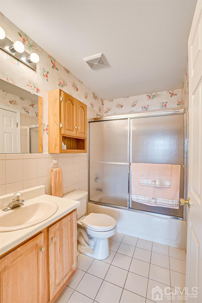 340 Bowler Court Piscataway, NJ 08854 - Photo 20 of 23 a bathroom with a sink a toilet and shower