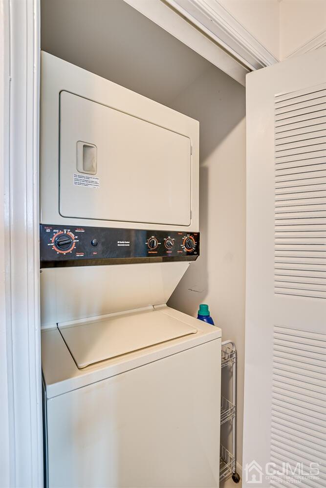 340 Bowler Court Piscataway, NJ 08854 - Photo 21 of 23 a utility room with dryer and washer