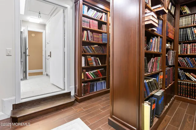 a view of an entryway with workspace