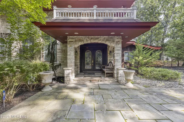 a view of entryway front of house