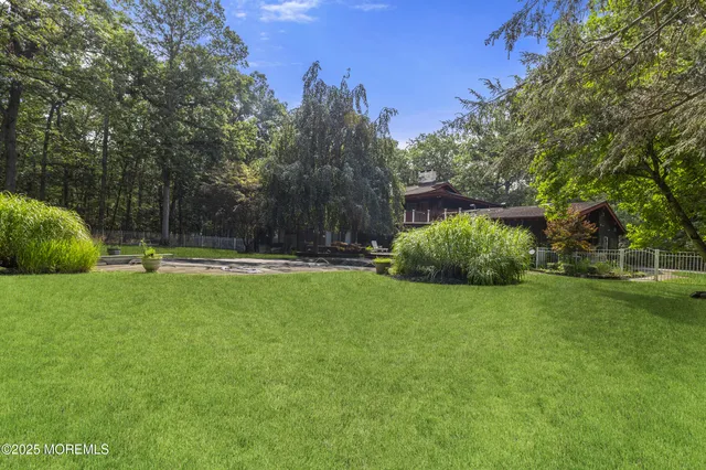 a view of a backyard