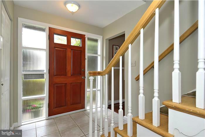 11823 Smoketree Road Potomac, MD 20854 - Photo 4 of 30 Interior (General)