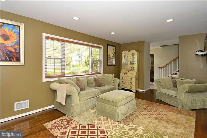 11823 Smoketree Road Potomac, MD 20854 - Photo 5 of 30 Living Room