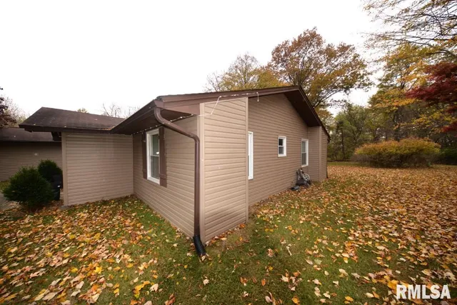 $199,000 | 811 Buffalo Lane, Mount Vernon, IL 62864