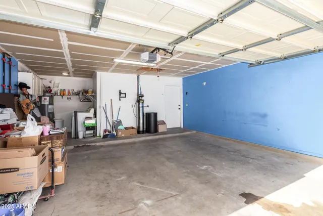 a view of backyard of the house