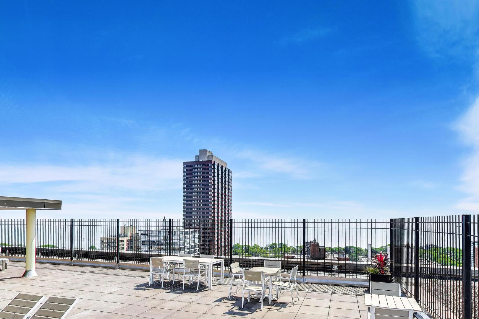2930 North Sheridan Road, Unit 702 Chicago, IL 60657 - Photo 23 of 25 a view of roof with city view