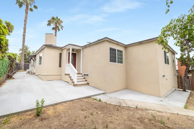 a view of a house with a yard