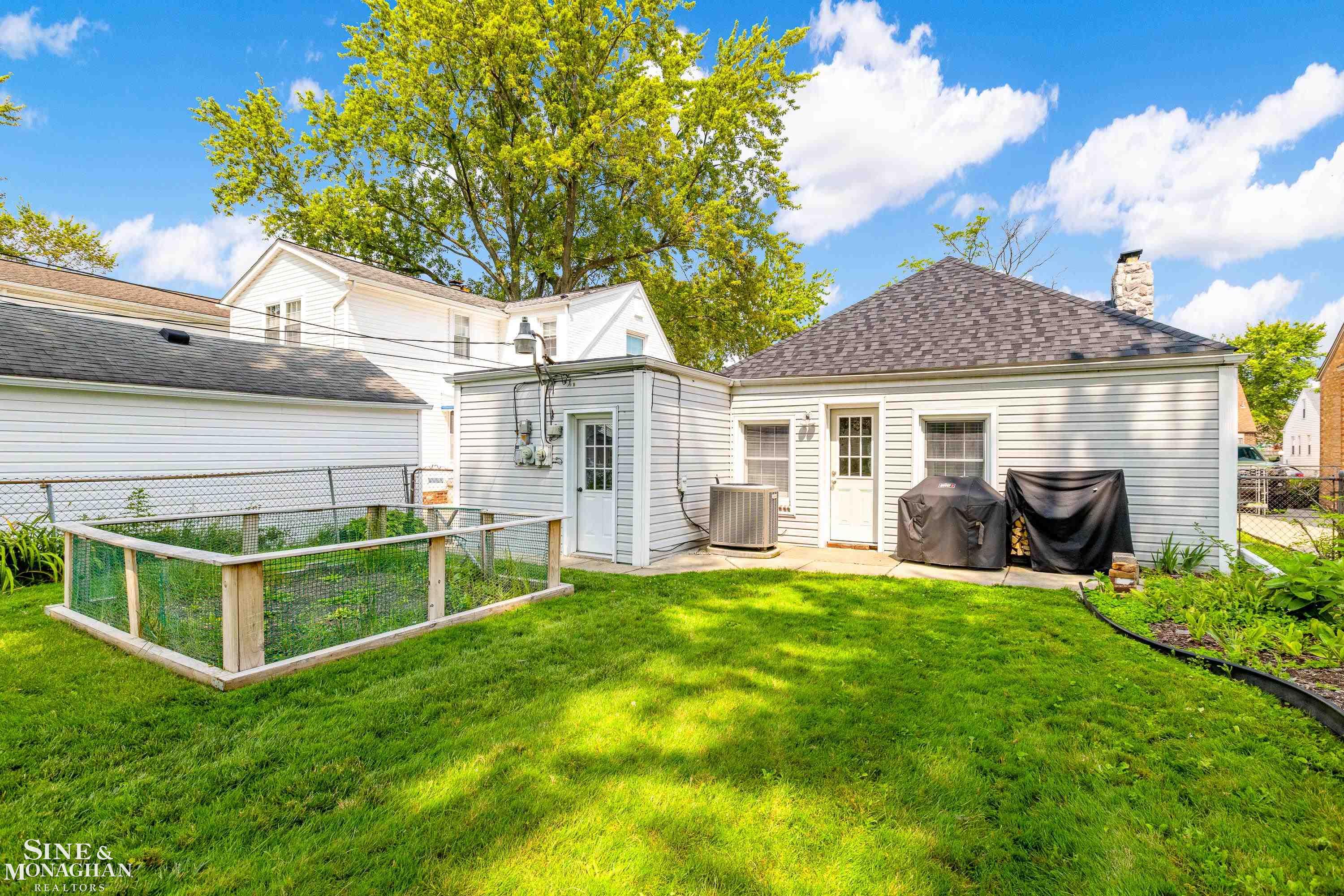 1253 Roslyn Road Grosse Pointe Woods, MI 48236 - Photo 25 of 34