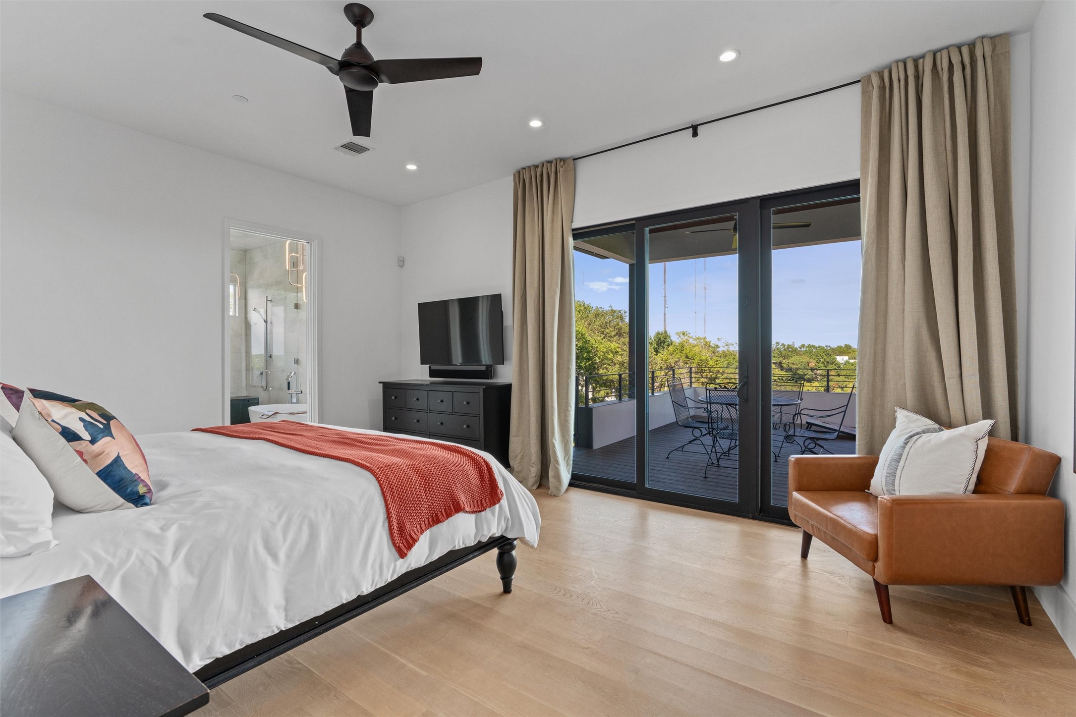 1500 The High Road Austin, TX 78746 - Photo 20 of 40 primary suite with balcony access and great views