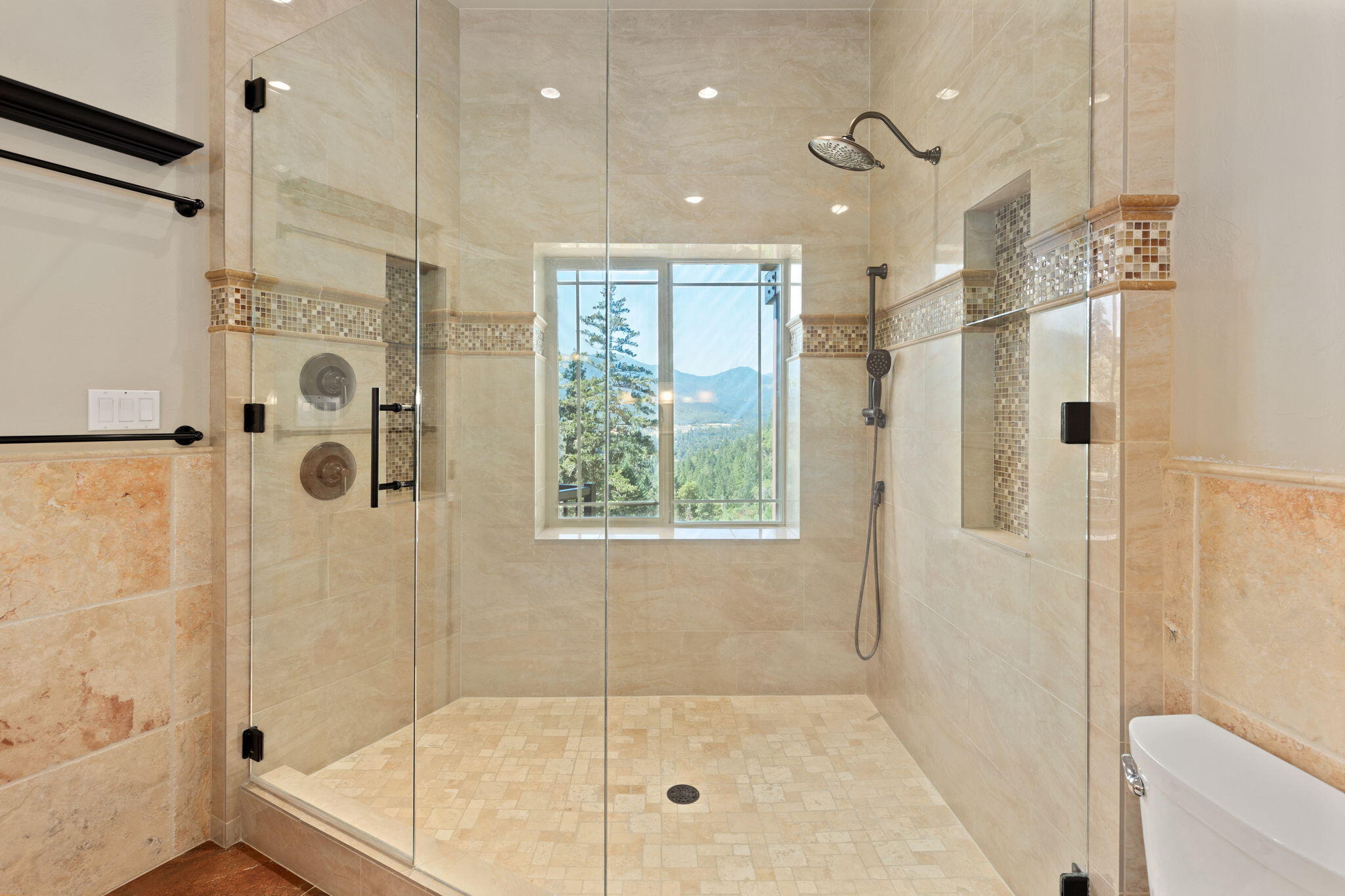 7304 North Applegate Road Grants Pass, OR 97527 - Photo 30 of 87 Primary bathroom