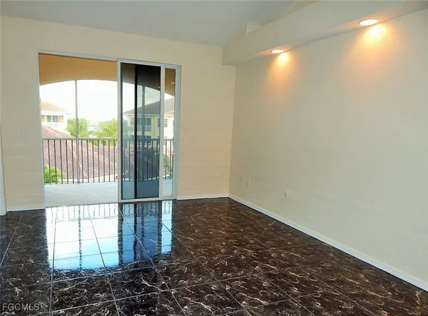 a view of empty room with floor to ceiling window