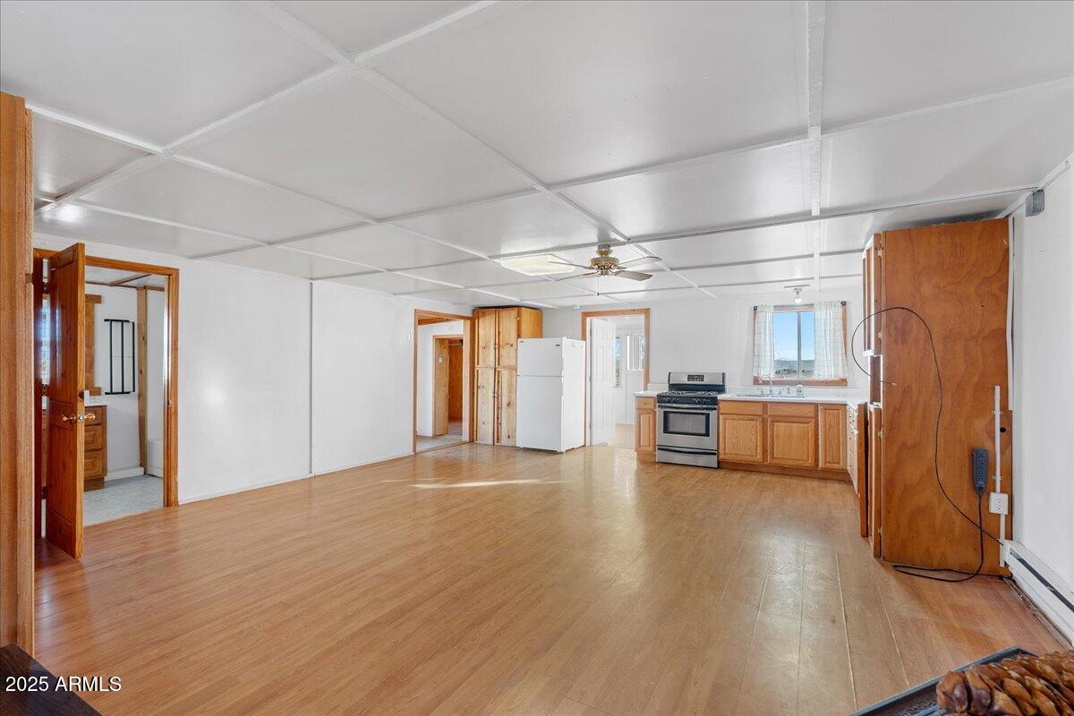 22990 North Post Road Paulden, AZ 86334 - Photo 6 of 30 06-Dining Room & Kitchen