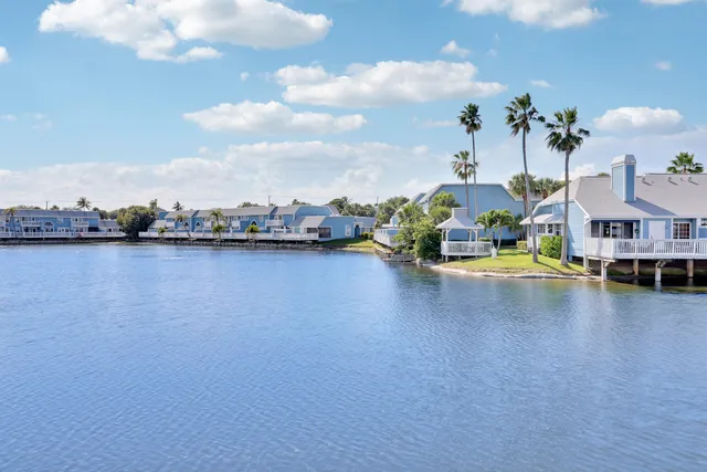 $600,000 | 213 Ocean Dunes Circle, Jupiter, FL 33477