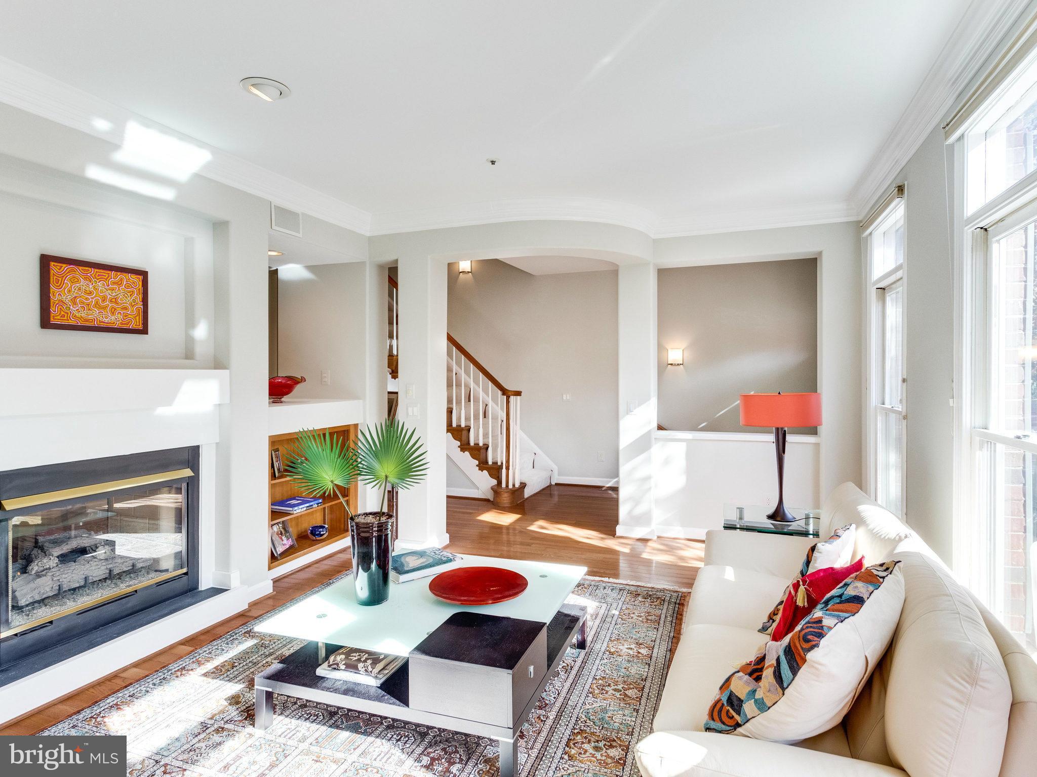 2132 21st Road North Arlington, VA 22201 - Photo 4 of 30 Living Room